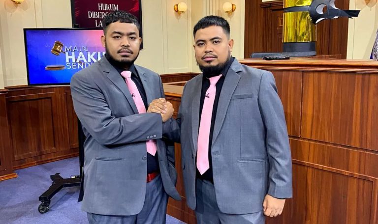 KEMBAR TAK SEDARAH:&nbsp;Komika Rigen dan Muhammad Rizki saat tampil&nbsp;di acara salah satu stasiun&nbsp;televisi swasta. (Ig @rizkibewok)