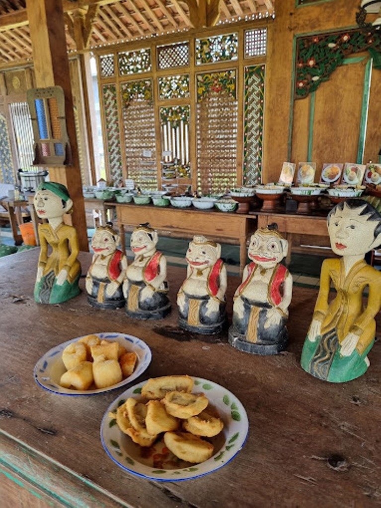 VIBES JAWA: Menikmati suasana berbuka puasa dengan banyak variasi menu makanan prasmanan ala Jawa dengan pemandangan persawahan. (Silvi Hidayat/ Google Photo)
