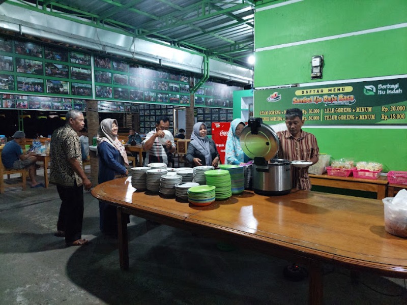 PEDAS: Pecinta pedas dan yang tidak suka pedas, tak usah takut, variasi sambal dan masakan Lesehan Sambel Ijo Ilham Rajabasa untuk buka puasa Ramadan. (Ayun Zack/Google Photo)