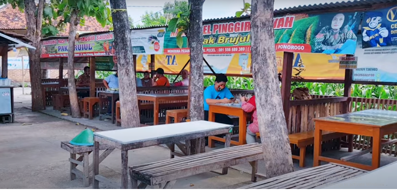PEMANDANGAN: Nasi Pecel Pak Brujul pemandangan sore hari di pinggir sawah yang sejuk dengan angina sepoi sepoi menemani menunggu buka puasa Ramadan. (Youtube : Makan Enak Bersama Samurai).