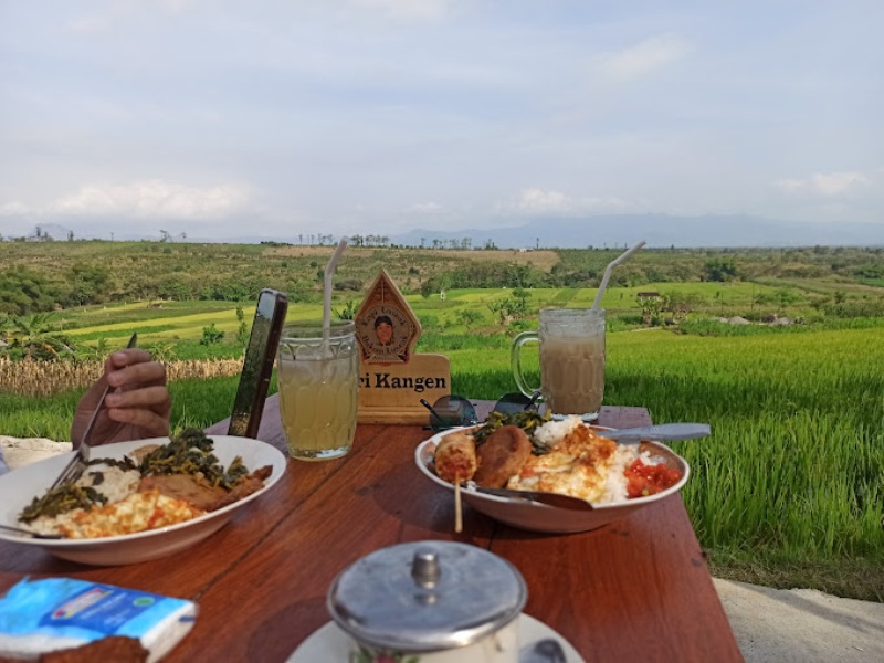 BERBURU KULINER: Mencari takjil buka puasa Ramadan yang mewah dengan pemandangan kebun minyak kayu putih Tajug. (GOOGLE MAPS)