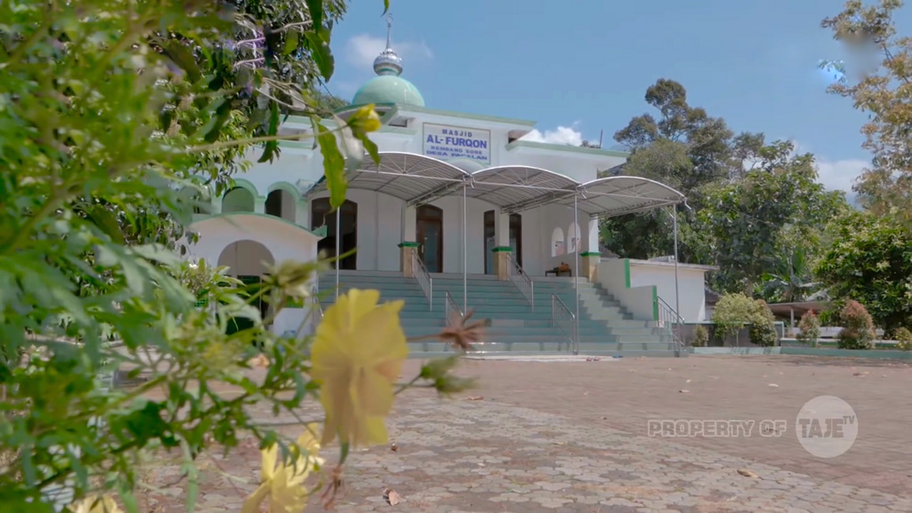 Masjid Al-Furqon di kompleks Makam Kembang Sore menjadi jujugan warga yang ingin berwisata religi. (YouTube TAJE TV)