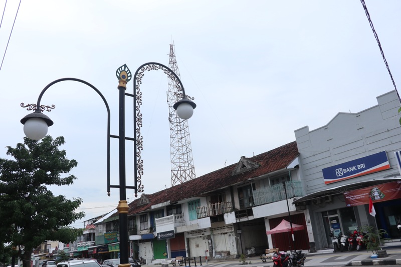 DARURAT: Keberadaan kabel di seputaran Jalan Ursum terbengkalai tak kunjung difungsikan. (SUGENG DWI N./JAWA POS RADAR PONOROGO)