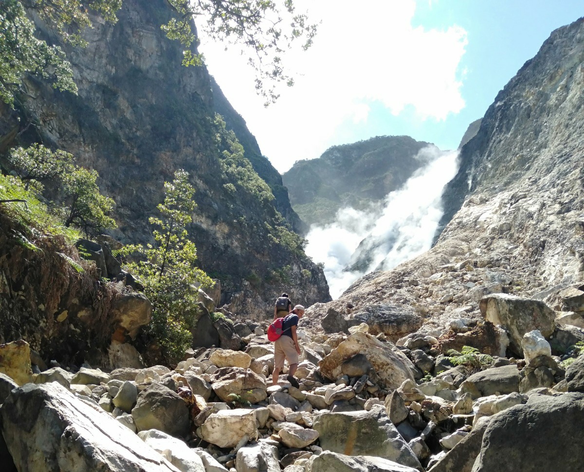 SERU: Rute jalur menuju Kawah Candradimuka Gunung Lawu. (ANGGA KUSUMA FOR RADAR LAWU)