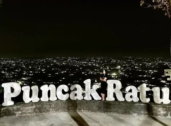 WISATA BARU: Dapatkan foto estetik dengan camping di Puncak Ratu, Madura. (CAPTURE)