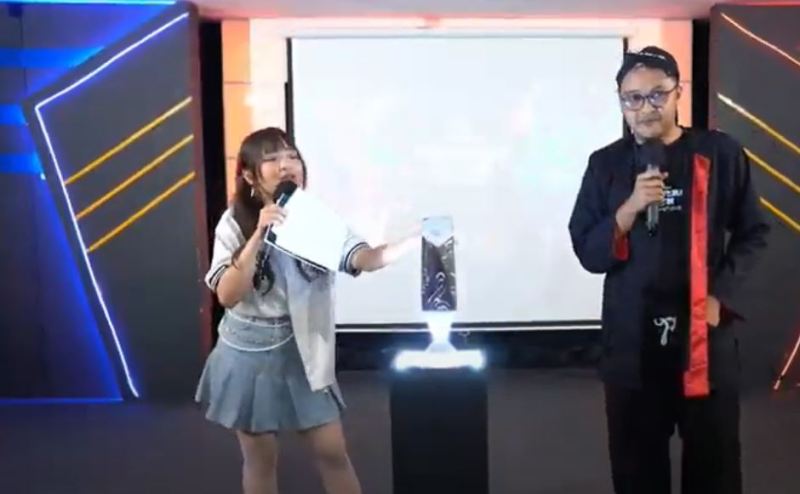 MENANG ROUND !: Barbara Abdul Kahfi alias Atjedia mengenakan pakaian warok khas Ponorogo menang round 1 TFT Nusantara Open: Remix Rumble. (CAPTURE)