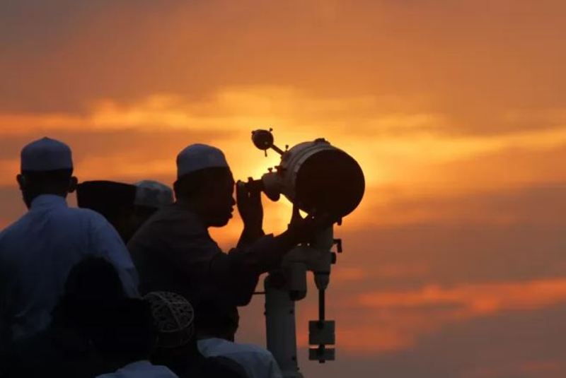 TUNGGU: Pemerintah dan NU menantikan hasil sidang isbat untuk menentukan awal puasa 1 Ramadan 1455 H yang digelar hari ini (10/3). (JAWA POS)