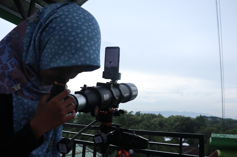 BELUM TAMPAK:&nbsp;Rukyatul hilal&nbsp;menggunakan teropong khusus di Ponpes Al Islam Joresan, Mlarak kemarin&nbsp;(10/3).&nbsp;(SUGENG DWI N./JAWA POS RADAR PONOROGO)