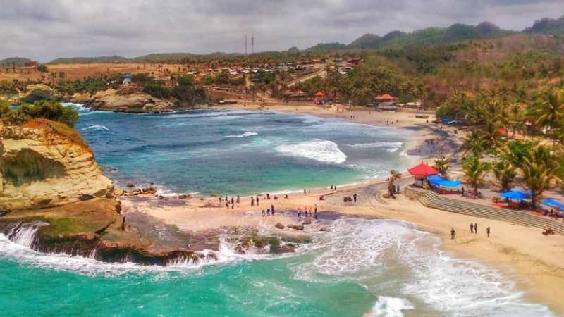 SURGA ALAM: Deretan pantai menawan dan potensi alam lainnya dikembangkan Pemkab Pacitan untuk meningkatkan pertumbuhan ekonomi. (NUR CAHYONO/ JAWA POS RADAR PACITAN)
