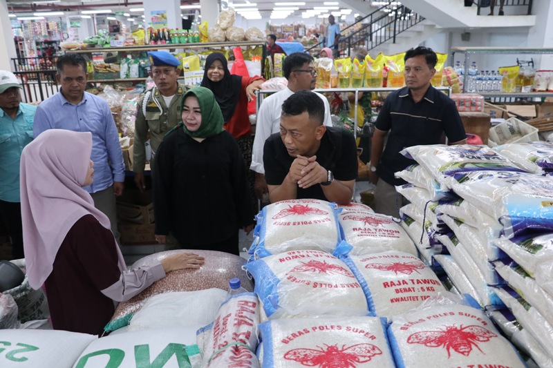 CEK-RICEK: Bupati Sugiri Sancoko mendatangi Pasar Legi Ponorogo sidak harga kebutuhan pokok di Pasar Legi Ponorogo kemarin (10/3). (SUGENG DWI N./JAWA POS RADAR PONOROGO)