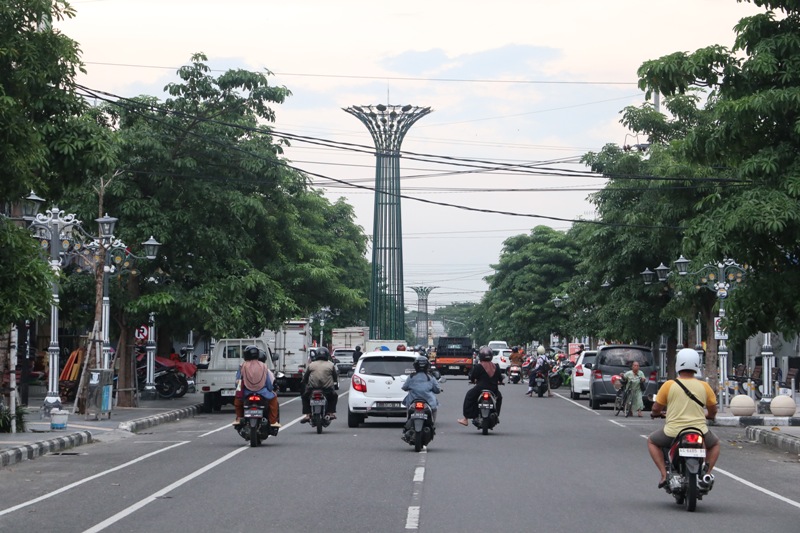 SATU ARAH: Pemkab Ponorogo wacanakan kembali perubahan rute satu arah di kawasan lingkar segi emas delapan pada uji coba one way tahap dua. (SUGENG DWI N./JAWA POS RADAR PONOROGO)
