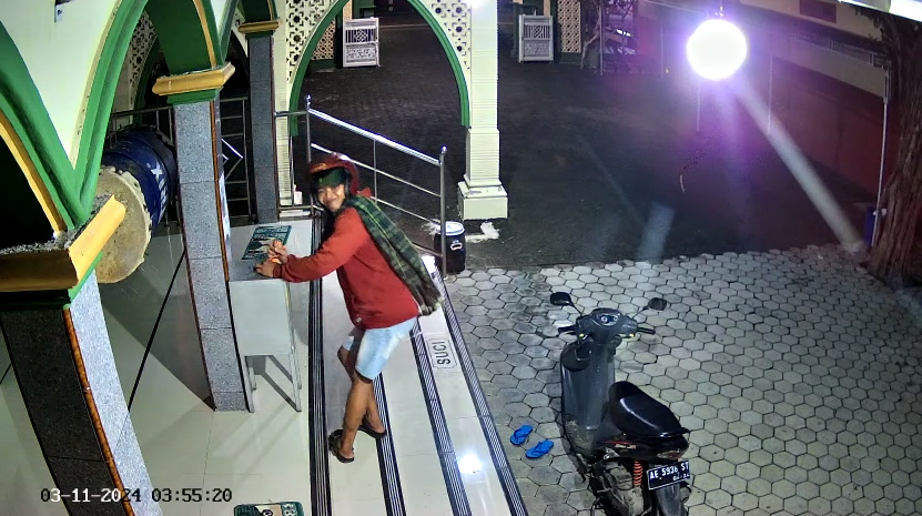 NAMPAK JELAS: sosok terduga pelaku pencuri kotak amal di masjid Guo Hiro terekam kamera pengawas masjid. (ISTIMEWA)