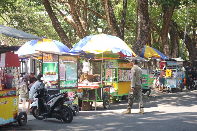 LONGGAR KETAT: Pedagang makanan diizinkan buka tanpa memasang sekat atau tirai, sedangkan THM wajib tutup 24 jam selama ramadan. (SUGENG DWI N./JAWA POS RADAR PONOROGO)