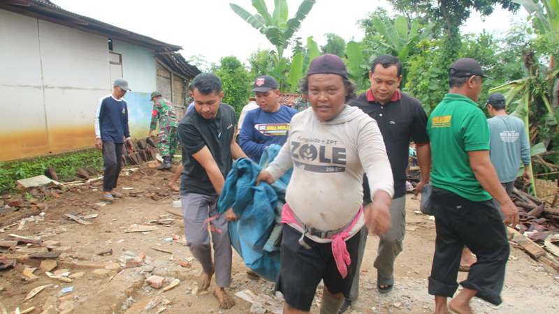 SISA BANGUNAN: Warga dibantu TNI/Polri membersihkan sisa-sisa puing rumah Jumeno, warga Desa Suren, Mlarak yang roboh, kemarin (10/3). (SUGENG DWI N./JAWA POS RADAR PONOROGO)