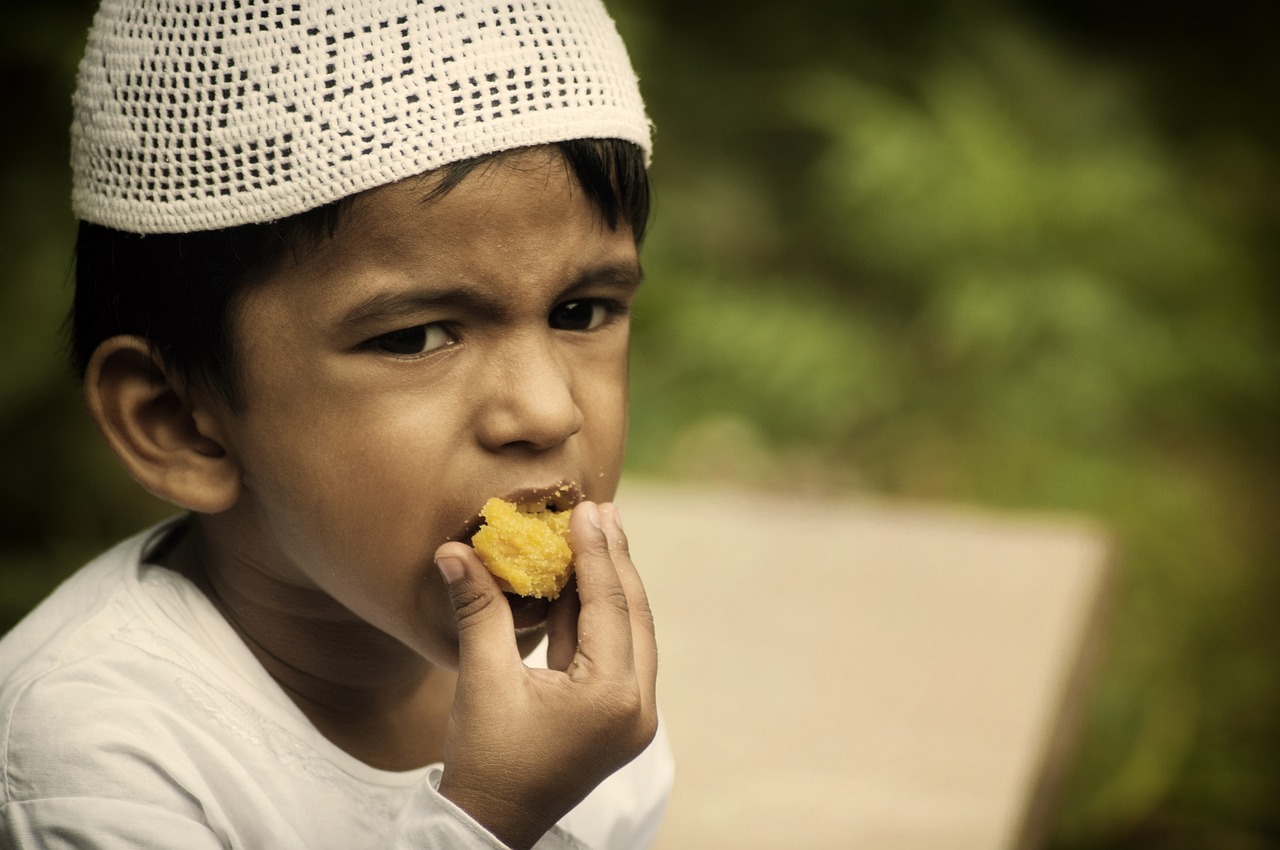 Ilustrasi anak kecil sedang makan