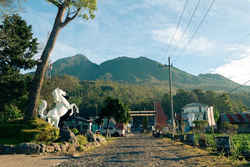 Tirto Gumarang menyajikan keindahan alam terbuka dengan background pemandangan Gunung Lawu.