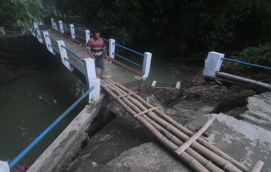 AMBROL: Kondisi Jembatan Kenep di Dusun Kenep, Desa Sumbersari, Saradan ambrol setelah diterjang banjir Minggu (10/3) lalu. (BAGUS RAHADI/JAWA POS RADAR MADIUN)