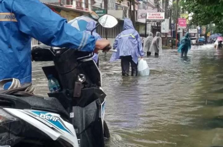 Warga menerjang banjir di wilayah Tlogosari Semarang.