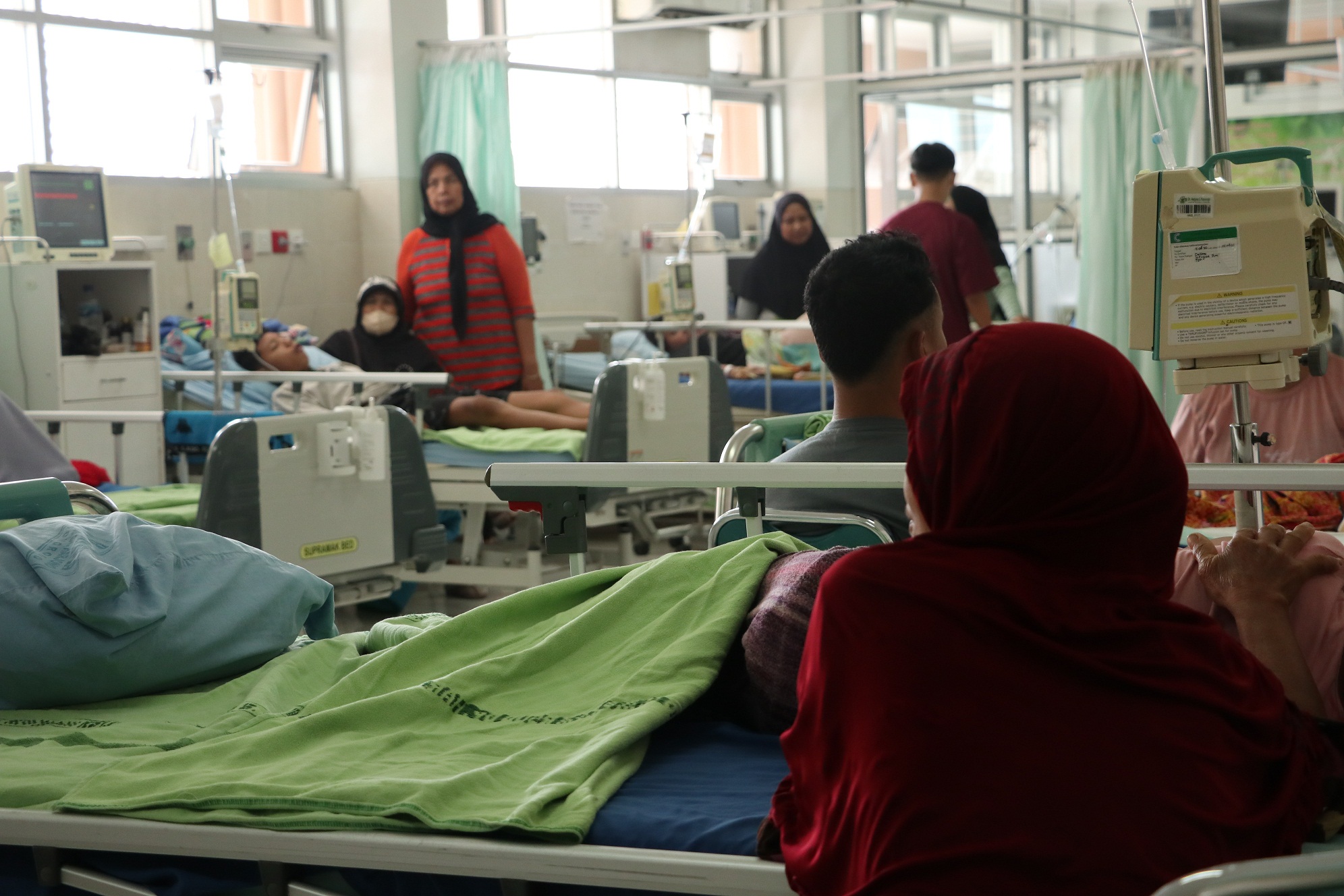 PERAWATAN MEDIS: RSUD dr Harjono Ponorogo merawat pasien yang terindikasi positif DBD. (SUGENG DWI N./RADAR MADIUN)