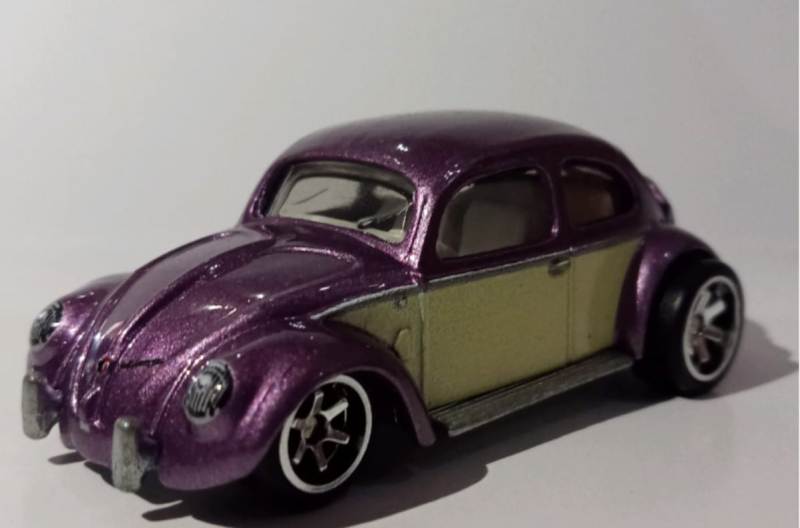 ELEGAN: Desain klasik mobil Volkswagen Classic Bug edisi premium Hot Wheels seri Boulevard 2021. (OKTAVIANI SINDY-PNM/RADAR LAWU)