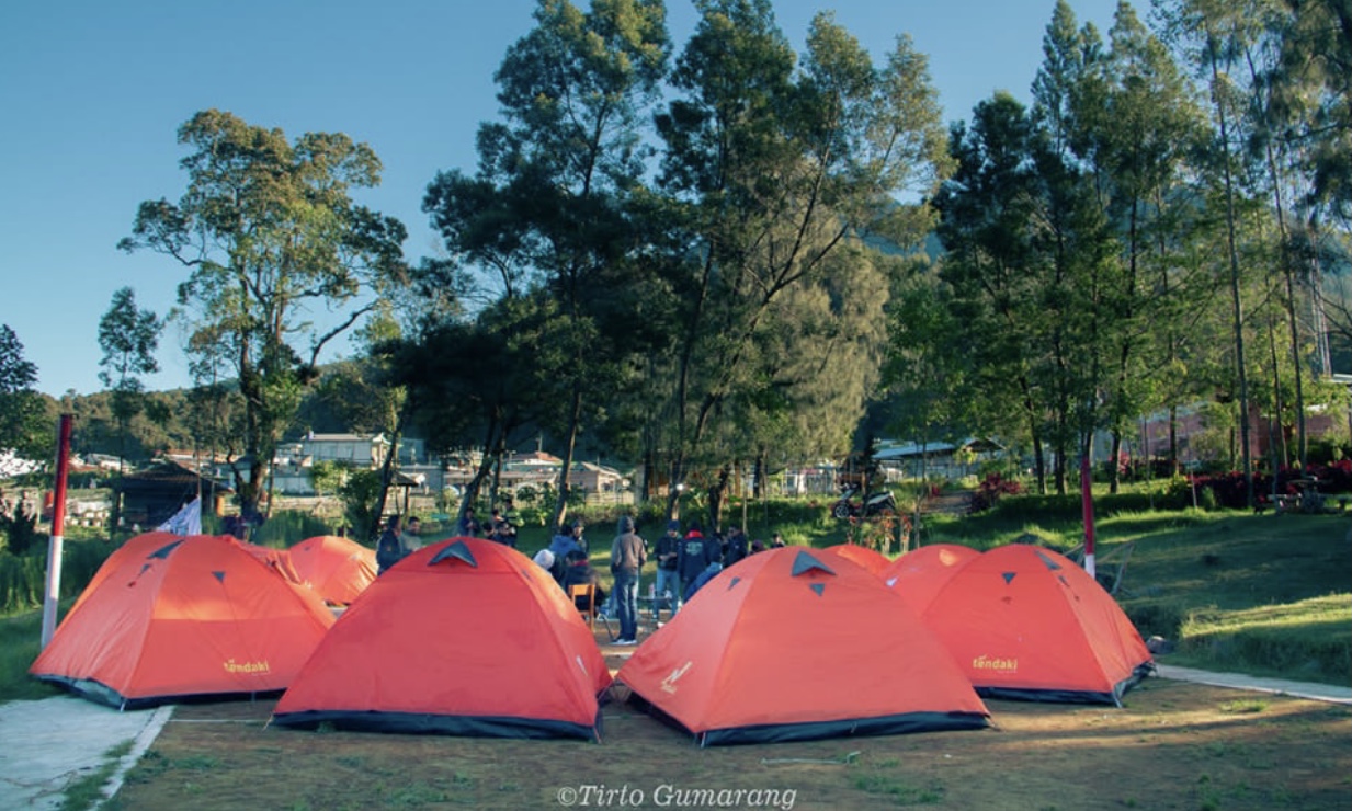 Taman Wisata Tirto Gumarang, menawarkan tempat camping dengan pemandangan alam yang indah nan rupawan