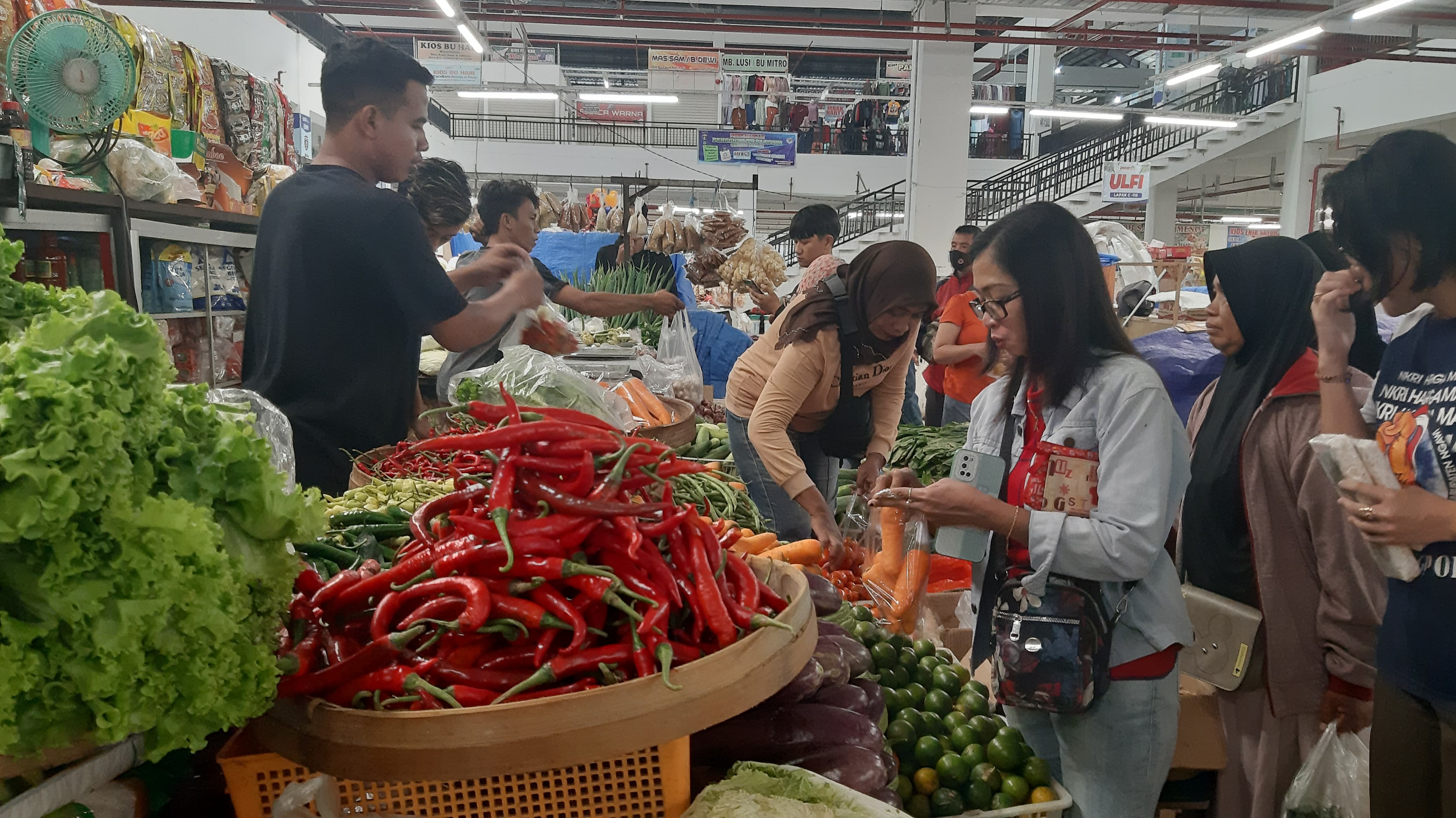 BAHAN POKOK MAHAL: Aktivitas jual-beli di salah satu kios di Pasar Besar Ngawi. (ASEP SYAEFUL BACHRI/JAWA POS RADAR NGAWI)