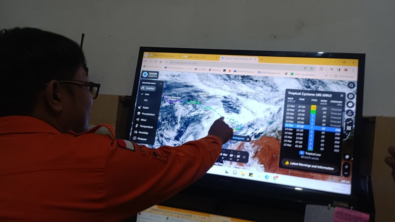 BPBD Pacitan memperingatkan adanya bibit badai siklon tropis yang dapat menyebabkan gelombang tinggi. (NUR CAHYONO/ JAWA POS RADAR PACITAN)