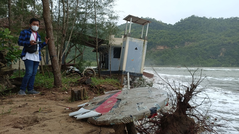 Penampakan&nbsp;abrasi mengancam fasum Pantai Pancer Door, Pacitan. (NUR CAHYONO/ JAWA POS RADAR PACITAN)