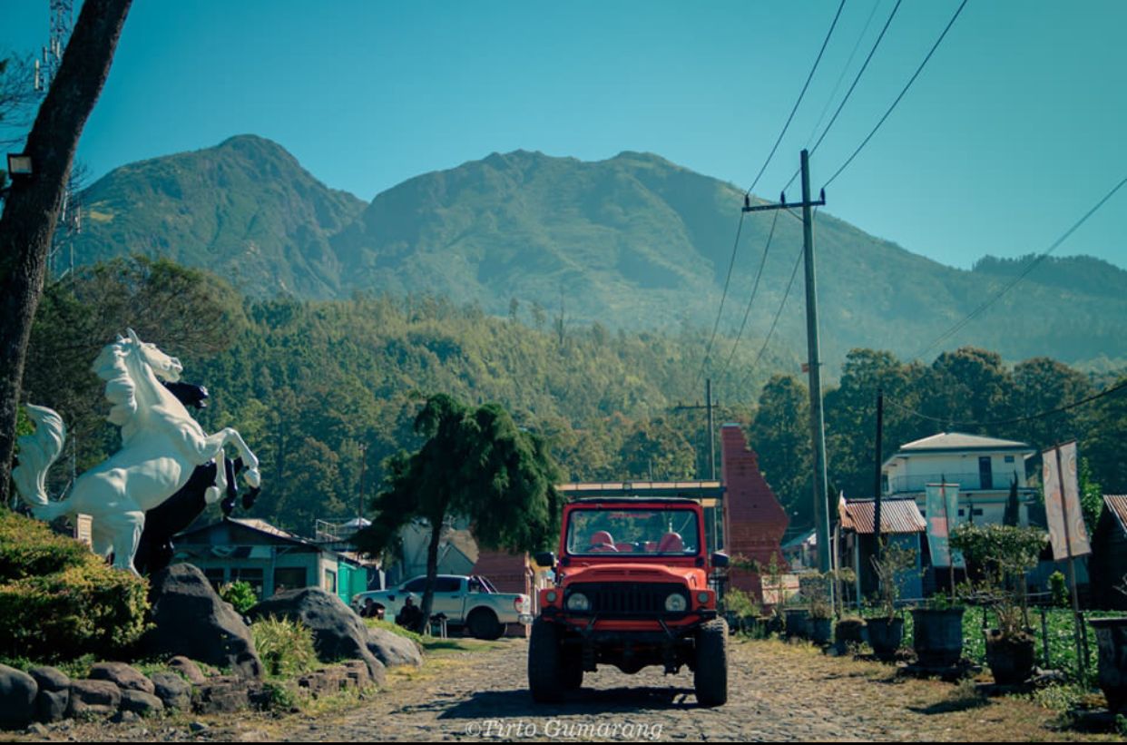 Tirto Gumarang menawarkan wahana wisata epic yang kini banyak diminati banyak orang yaitu offroad Jeep adventure.
