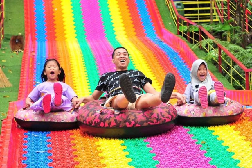 Wahana Rainbow Slide ini menjadi daya tarik bagi para wisatawan yang ingin mencari keseruan,dan adrenalin di Lawu Green Forest ig @lawugreenforest