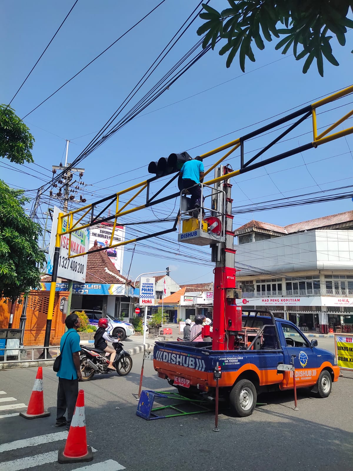 UJI COBA: pemkab Ponorogo memasang rambu baru rencana uji coba satu arah tahap dua