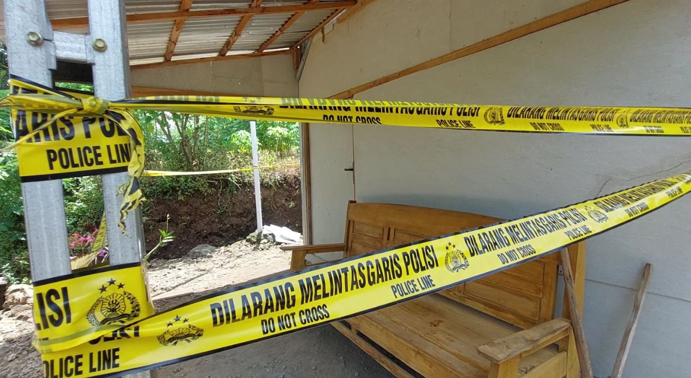 DIGARIS POLISI: Kediaman Suminten, 64, warga Desa/Kecamatan Bringin, Ngawi, yang ditemukan meninggal tidak wajar pada Senin (18/3). (ASEP SYAEFUL BACHRI/JAWA POS RADAR NGAWI)
