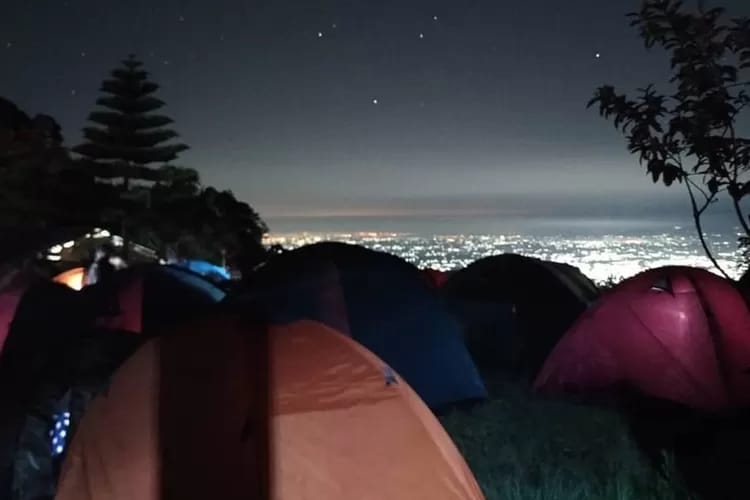 menikmati indahnya malam hari di gazebo wilis (Radardepok.com)