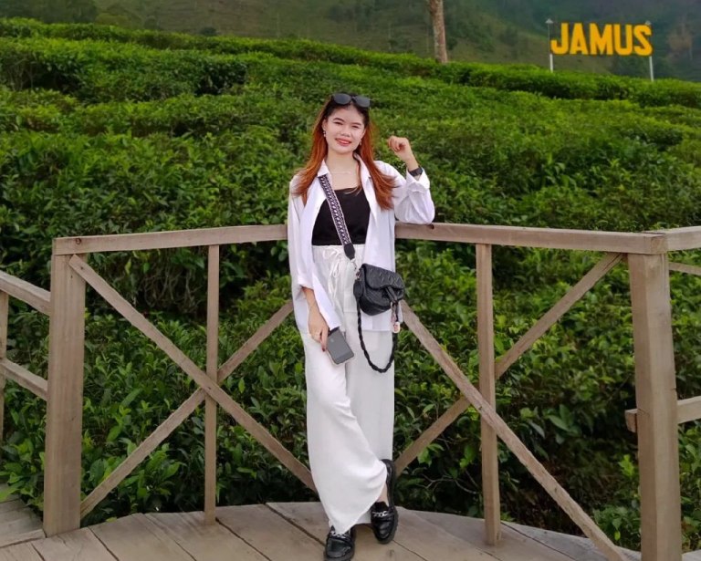 EKSOTIS: Keindahan alam Kebun Teh Ngawi menjadi jujukan wisatawan saat lebaran, khususnya di Jawa Timur. (Ig @naa.shw_)