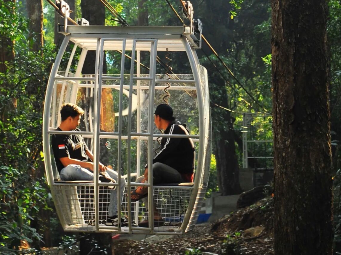 Gondola Lawu Green Forest, Wahana memberikan pengalaman petualangan yang seru seperti terbang diatas langit