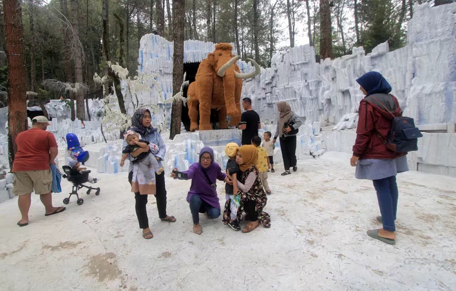 Mojosemi forest park menghadirkan wahana snow rock guna memikat hari para pengunjungnya. (Aji Putra/ Radar Magetan)