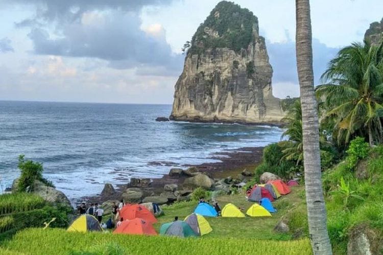 keseruan bercamping di tepi pantai(jawapos.com)