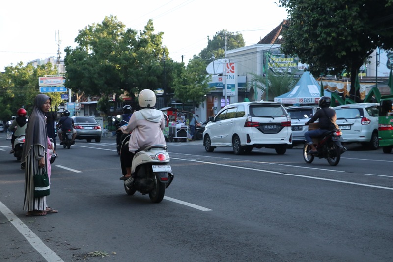 LALU LINTAS: jamaah masjdi NU, Sultan Agung mengeluh kesulitan menyebrang ke masjid.