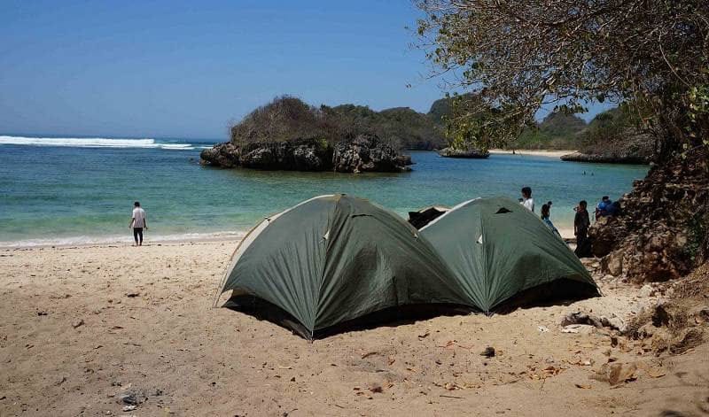 menikmati keindahan pantai sambil ber-camping (gotrevely.com)