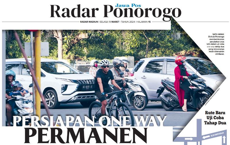 SATU ARAH: Dishub Ponorogo memberlakukan perubahan arus lalin dalam uji coba one way tahap dua yang rencananya mulai diterapkan 23 Maret. (SUGENG DWI N./JAWA POS RADAR PONOROGO)&nbsp;