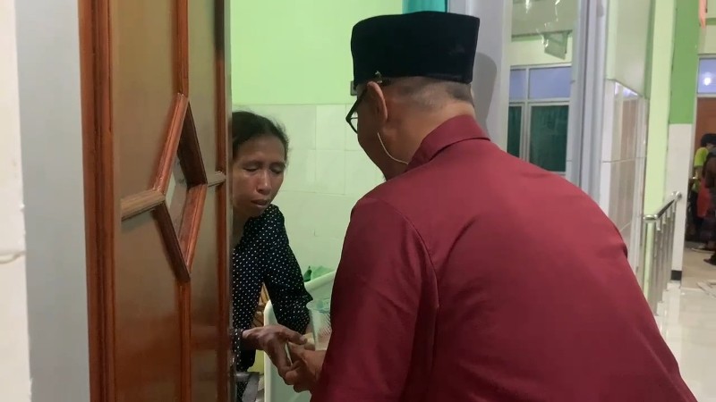 BERBAGI: komunitas keranjang sedekah berbagai makanan sahur ke penunggu pasien rumah sakit saat ramadan.