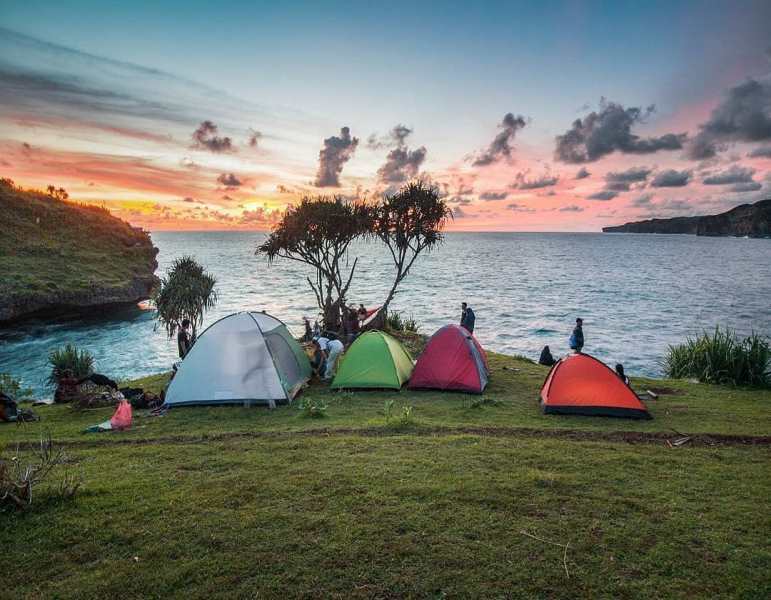 tampil beda dengan bercamping di tepi pantai