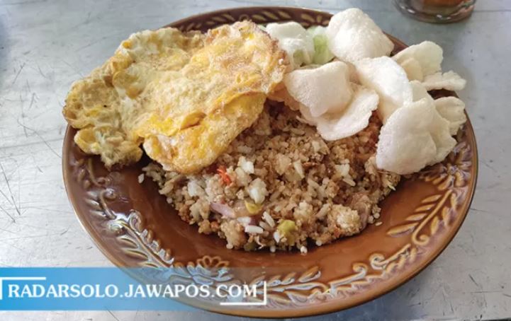 Sego tiwul atau nasi tiwul juga bisa dimasak layaknya nasi goreng. (IWAN ADI LUHUNG/RADAR SOLO)