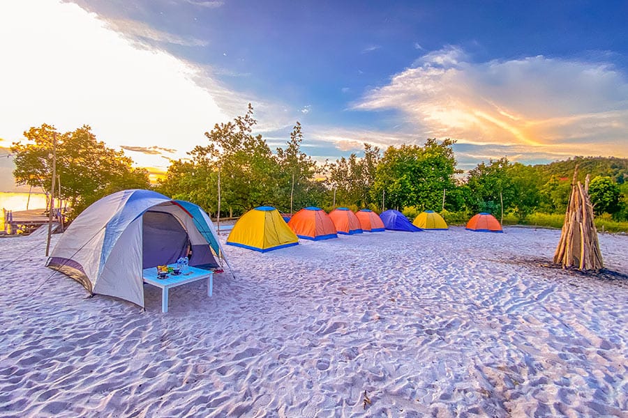 indahnya hamparan pasir putih menjadikan camping bersama keluargamu semakin bermakna