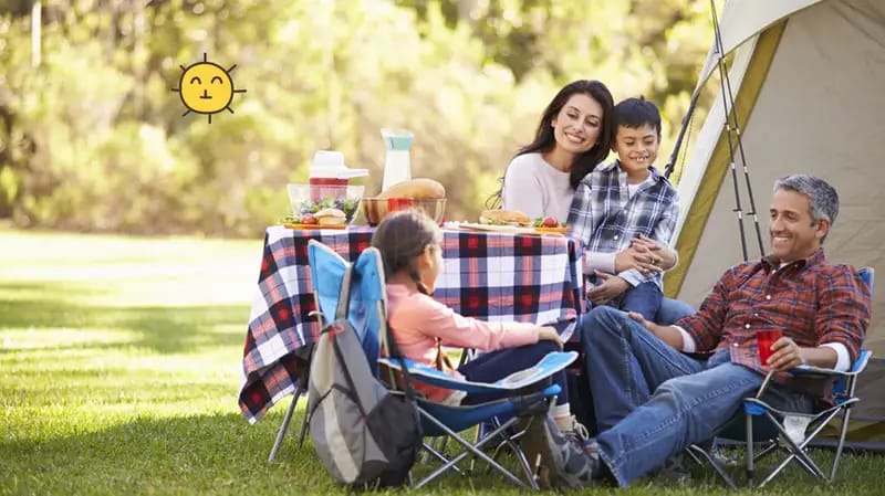 keseruan camping bersama keluarga, kesenangan keluarga adalah hal yang utama (orami.com)