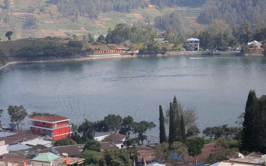 Cantiknya Telaga Sarangan, wisata populer Magetan. (AJI PUTRA/JAWA POS RADAR MAGETAN)