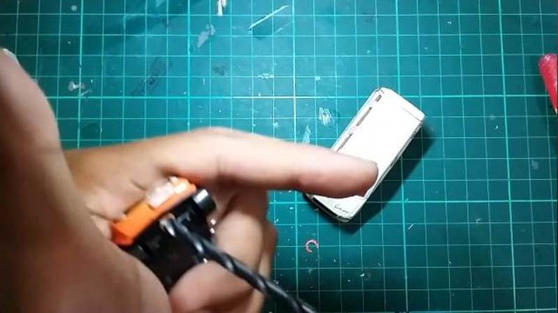 Cara membuka rivet Hot Wheels. (CAPTURE YT NOES Garage)