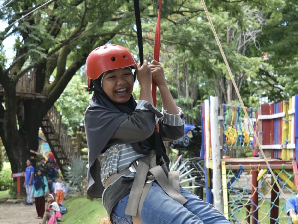 Beragam permainan outbound bertujuan untuk mengembangkan keberanian, kepercayaan diri, dan juga kekompakan.