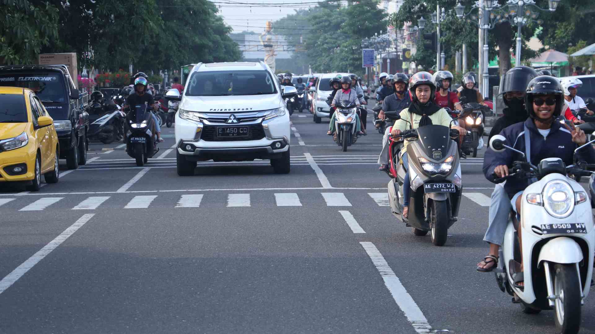 SATU ARAH: Kepadatan kendaraan sempat terjadi di Jalan HOS Cokroaminoto saat uji coba one way tahap dua. (SUGENG DWI N./JAWA POS RADAR PONOROGO)