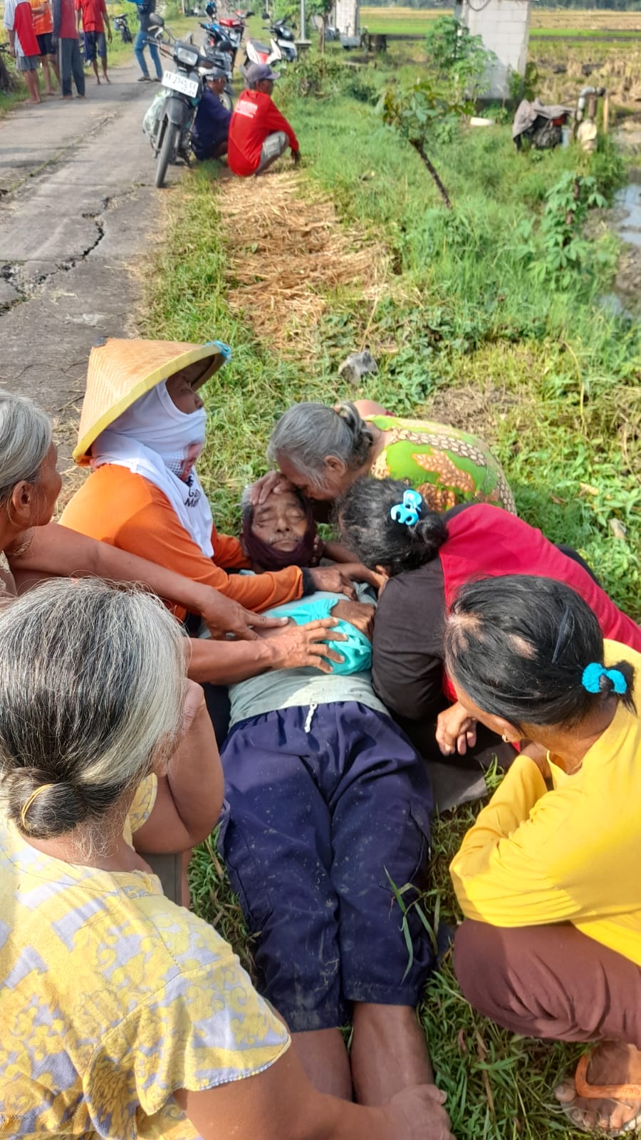NAHAS: Seorang petani di Desa Klagen Serut, Jiwan, Kabupaten Madiun, ditemukan tewas di sawah&nbsp;Senin (25/3). (ISTIMEWA)